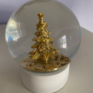 Christmas tree globe decor